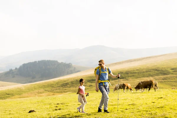 Padre e figlia godono di escursioni — Foto Stock