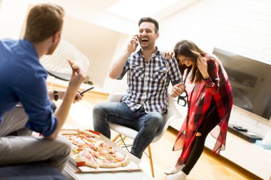 pizza yemek arkadaş grubu