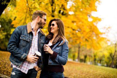 Parkta kahve ile Çift