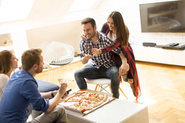 Grupp vänner äta pizza — Stockfoto