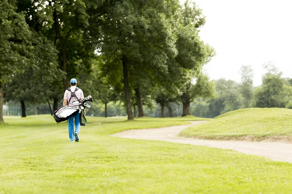 Egy férfi golfozik. — Stock Fotó