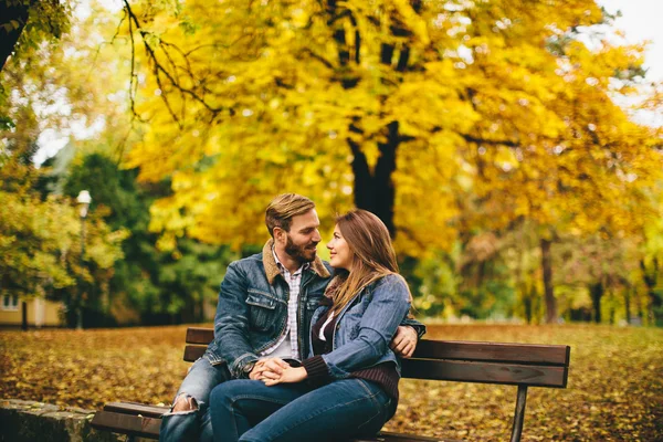 Coppia giovane nel parco autunnale — Foto Stock