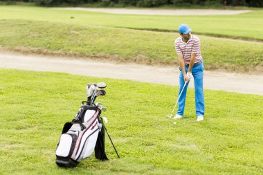Golf oynayan adam. 