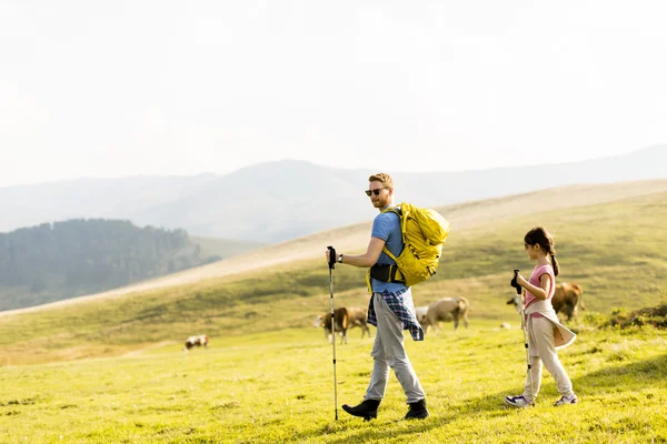 Vader en dochter genieten van wandelen — Stockfoto