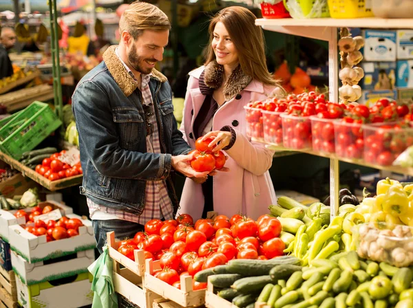 Paar auf Lebensmittelmarkt — Stockfoto
