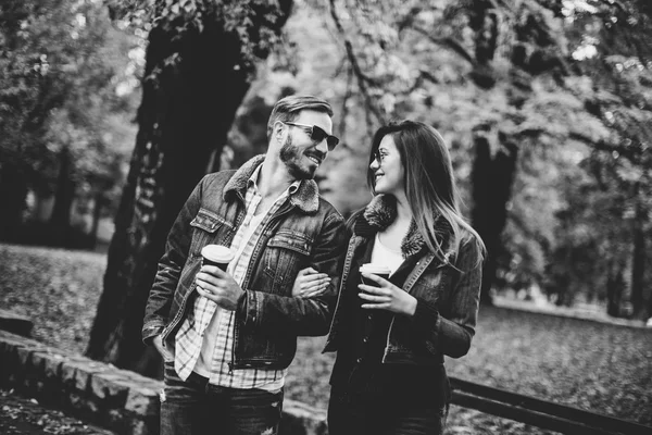 Par med kaffe att gå i parken — Stockfoto