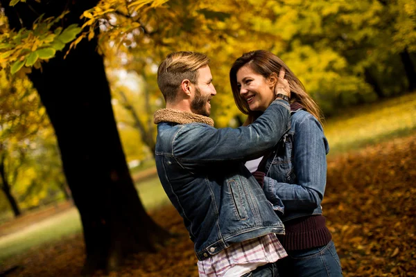 Kochająca para w jesiennym parku — Zdjęcie stockowe