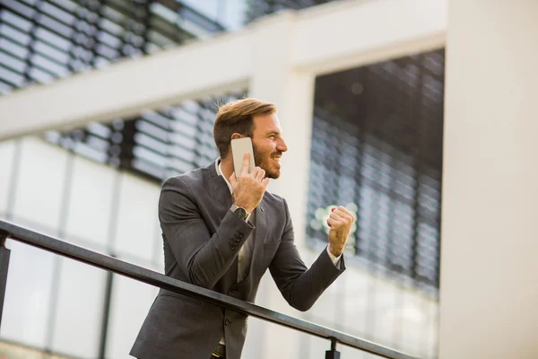 Jovem empresário falando pelo telefone — Fotografia de Stock