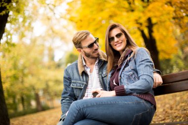 sonbahar parkta genç Çift