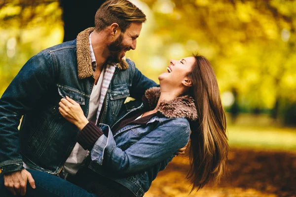 Älskade par i parken — Stockfoto