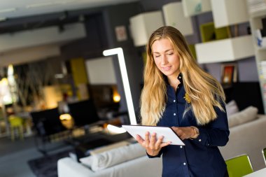 Tablet kullanan iş kadını
