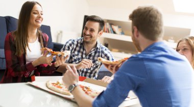 Pizza Yiyen Arkadaşlar