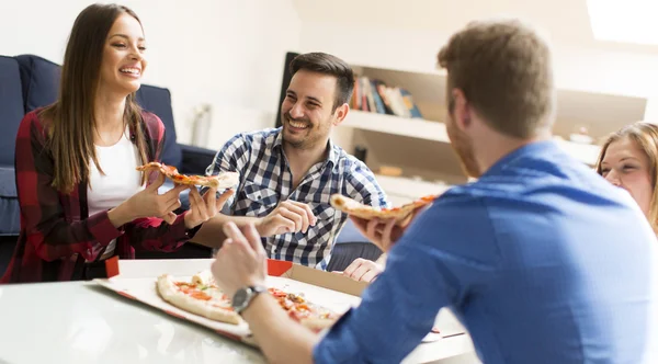 Друзі, їдять піцу — стокове фото