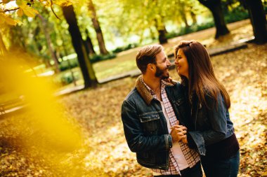 Sonbahar parkında bir çift