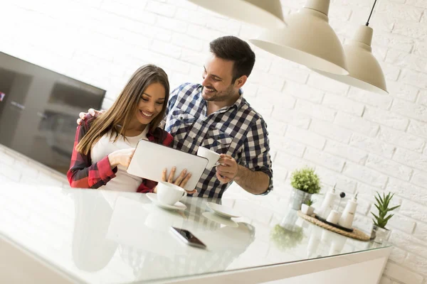 Couple with coffee in kitchen — Stock Photo, Image