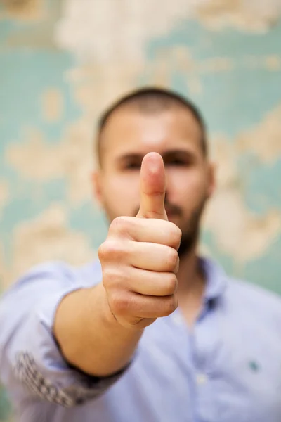 Hombre mostrando el pulgar hacia arriba — Foto de Stock