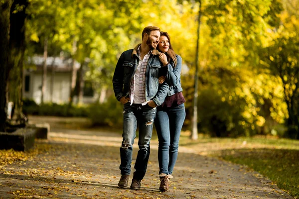 Paar spaziert im Herbstpark — Stockfoto