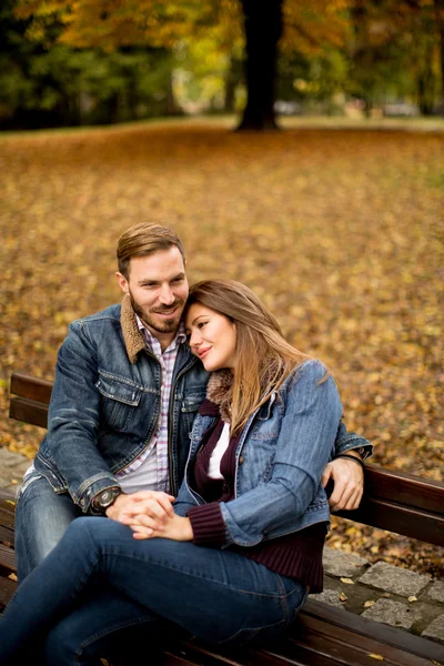 Jong paar in de herfst park — Stockfoto