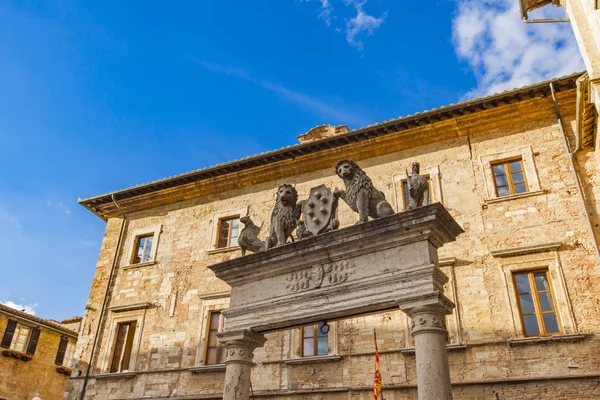 Staré budovy v městě Montepulciano — Stock fotografie