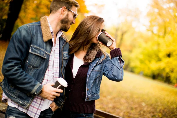 Couple avec café pour aller dans le parc — Photo