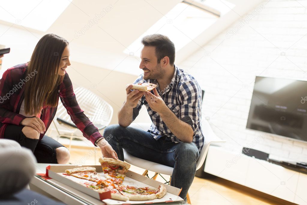 Friends eating pizza