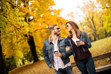 Parkta kahve ile Çift