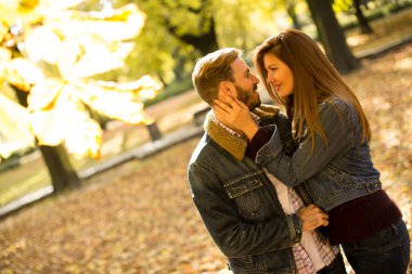 Sonbahar parkında bir çift