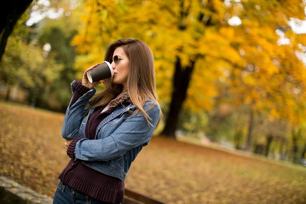 Kvinde med kaffe - Stock-foto