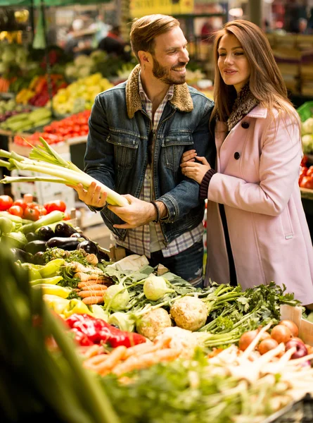 Couple au marché alimentaire — Photo