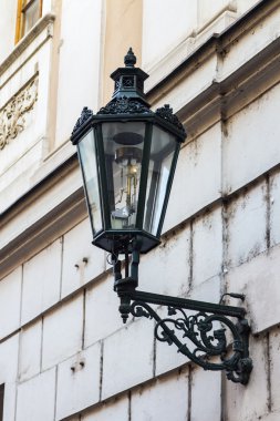 Bir bina üzerinde metal fener