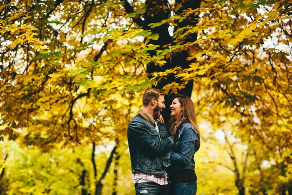 Verliefde paar in de herfst park — Stockfoto