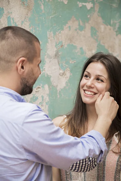 Uomo tirando guancia di una donna — Foto Stock