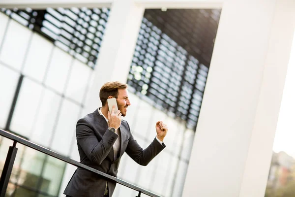 Jonge moderne zakenman met smartphone — Stockfoto