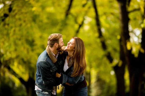 Coppia giovane nel parco autunnale — Foto Stock