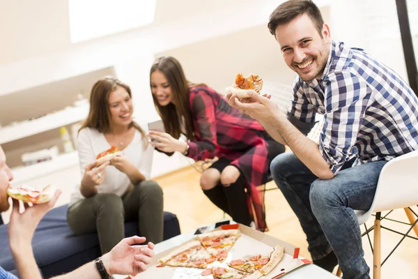 Amigos comendo pizza Fotografias De Stock Royalty-Free