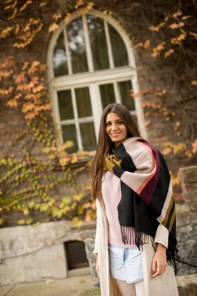 Giovane donna all'aperto — Foto Stock