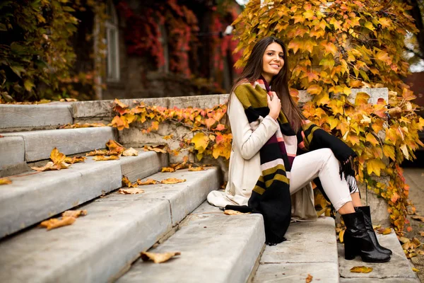 Giovane donna sulle scale — Foto Stock