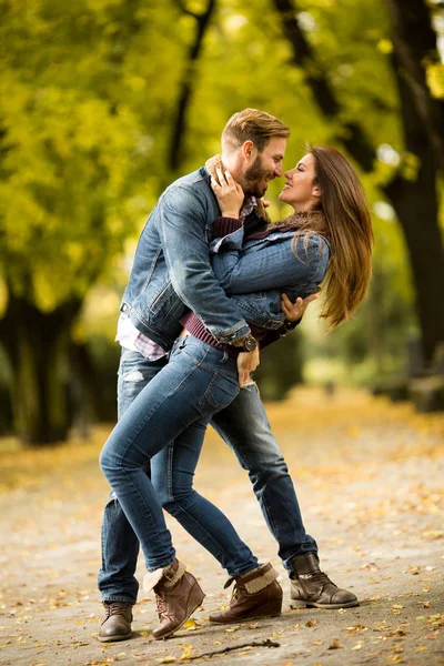 Giovane coppia nel parco autunnale — Foto Stock