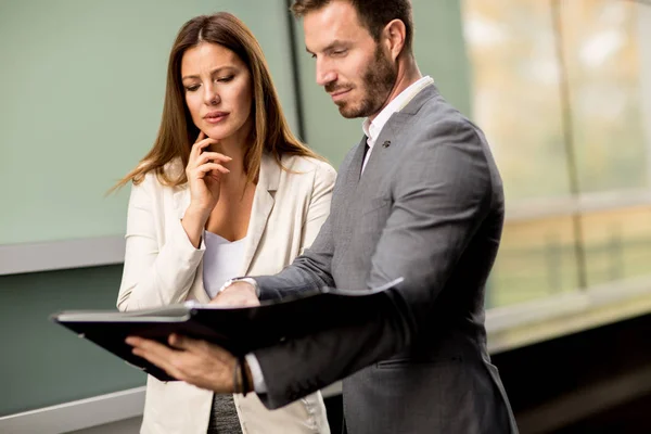 Jóvenes empresarios — Foto de Stock