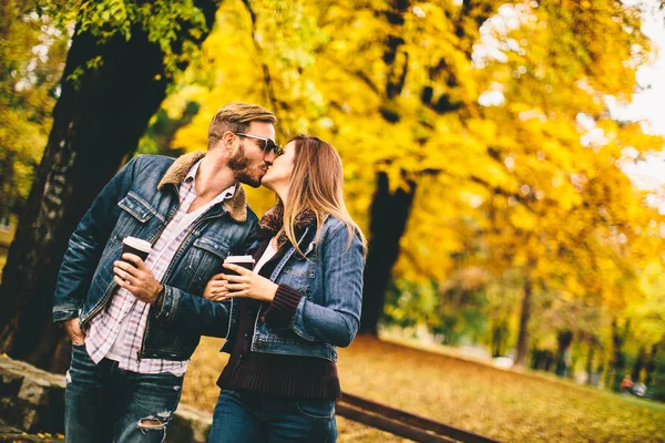 Par med kaffe att gå i parken — Stockfoto