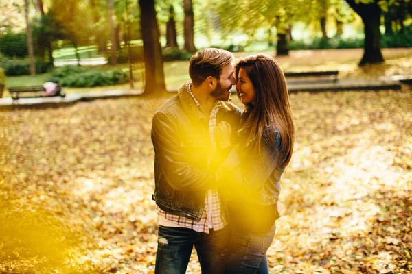 Casal no parque de outono — Fotografia de Stock