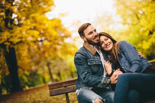 Pareja joven en el parque de otoño — Foto de Stock