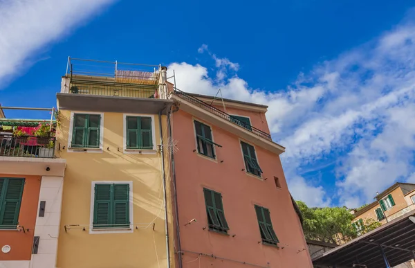 色彩缤纷的房子，在 Vernazza — 图库照片