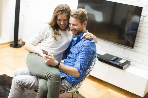 Pareja en el salón — Foto de Stock