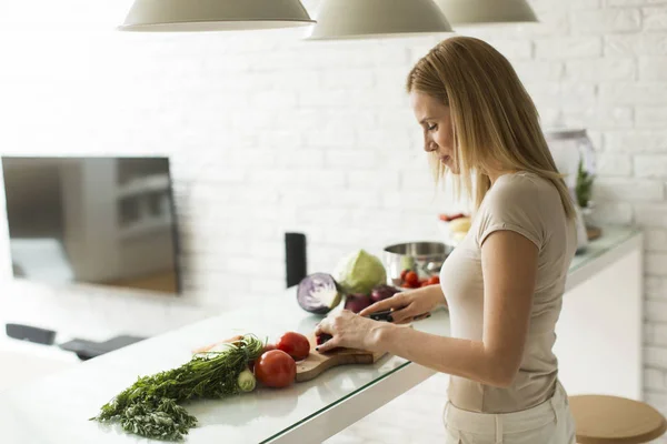 Mulher preparando smoothies — Fotografia de Stock