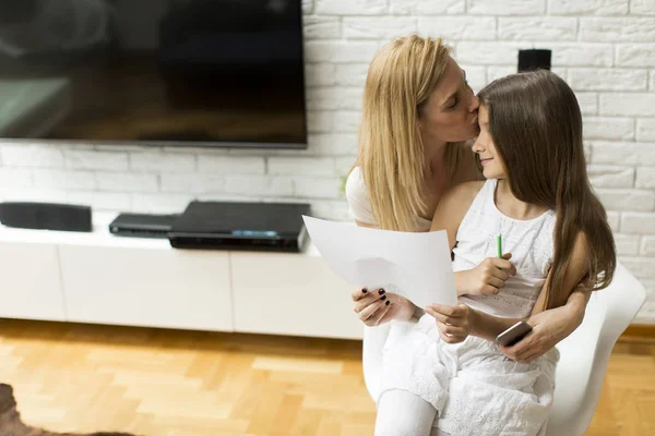 Mother with daughter drawing — Stock Photo, Image