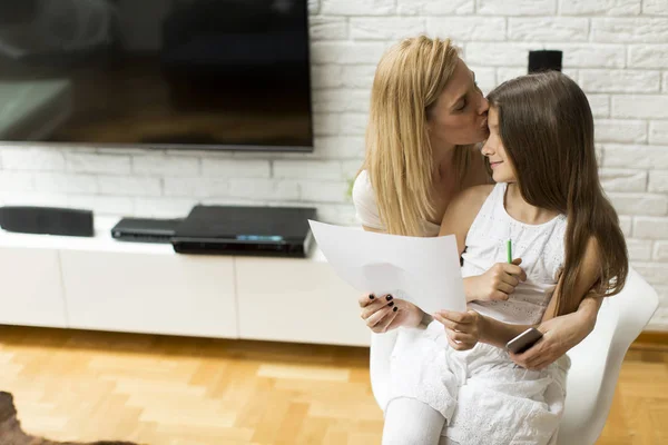 Mutter mit Tochter Zeichnung — Stockfoto