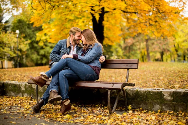 Ungt par i höst park — Stockfoto