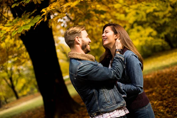 Jeune couple dans le parc d'automne — Photo