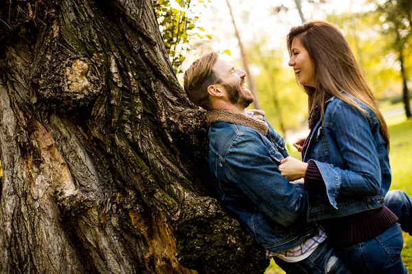 Молодая пара в осеннем парке — стоковое фото